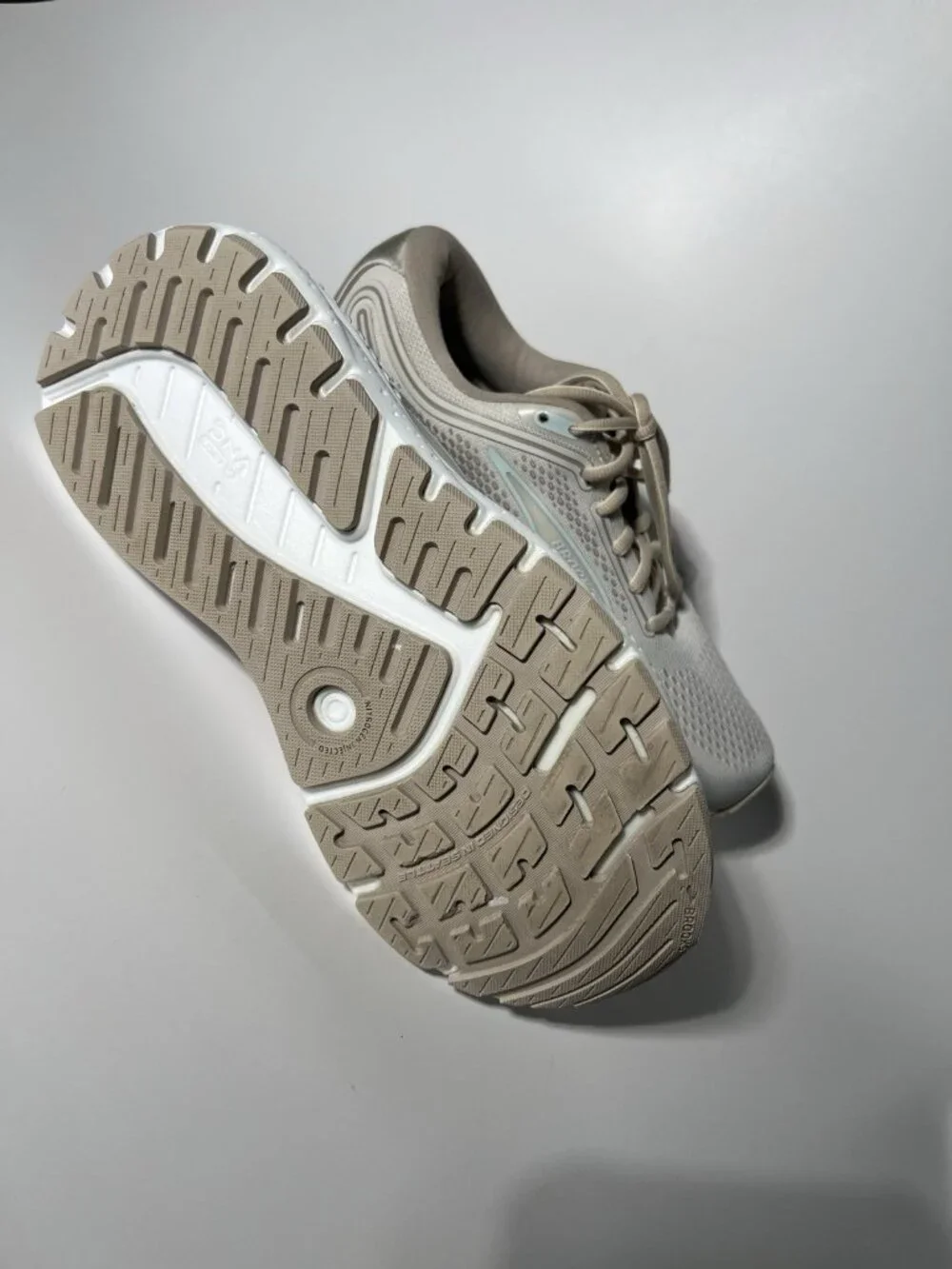 Brooks Ariel GTS 24 Women’s Running Shoes Beige Size 8 Extra Wide